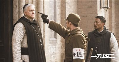 梅甘（左）、安西滿（右）與日本兵對峙的一幕。