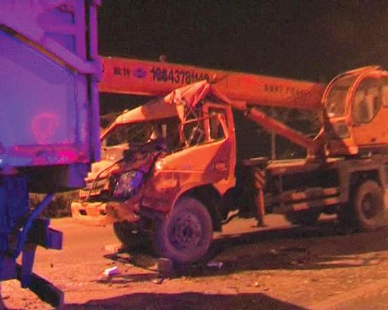 沒(méi)有駕照，還開了輛無(wú)牌吊車 能有啥結(jié)果？