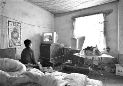 11月21日，武文英小兒子中午放學回家坐在床上看電視，母親進看守所之后，小兒子變得沉默寡言。