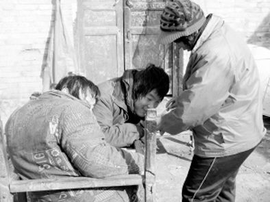 去年年初，武文英和雙胞胎腦癱兒子。圖片來源/《周口晚報》