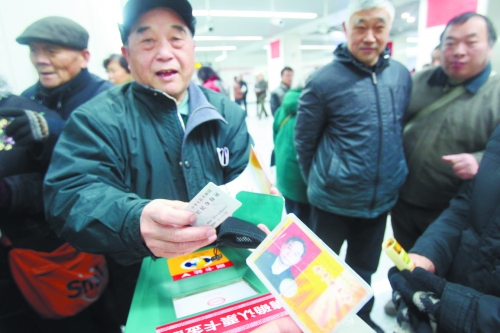 老人帶著多種證件想免費(fèi)乘車，工作人員稱沒接到通知拒絕。