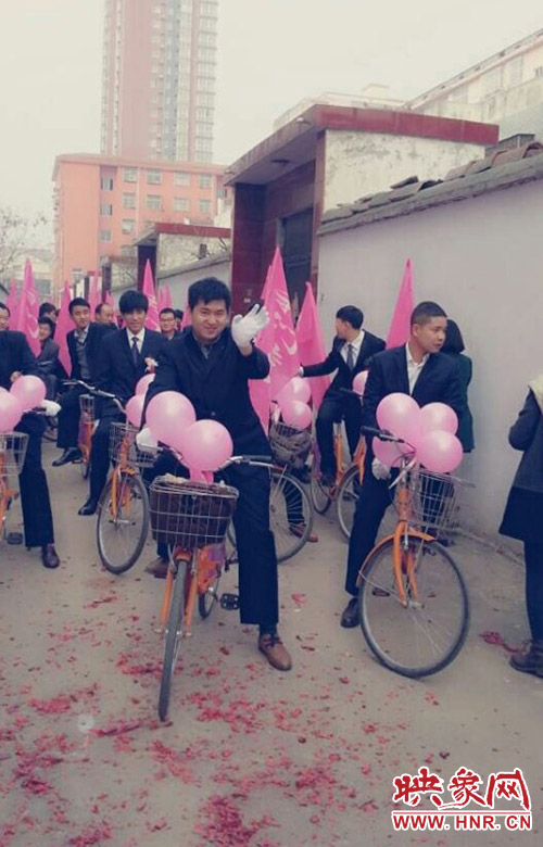 自行車(chē)隊(duì)迎親