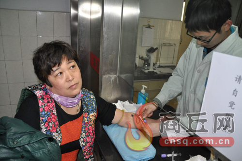 劉艷平的血樣和浙江省一位患者成功配型，1月15日下午3點，醫(yī)護人員正在為劉艷平再次抽取血樣
