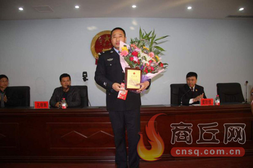 高兵雷是睢陽區(qū)檢察院一位檢察干警，在去鄭州捐獻造血干細胞時，他所在的單位為他組織了熱烈的歡送儀式