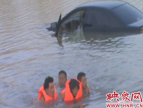 韓明、賈建峰，馮先忠三位市民奮力營(yíng)救落水者