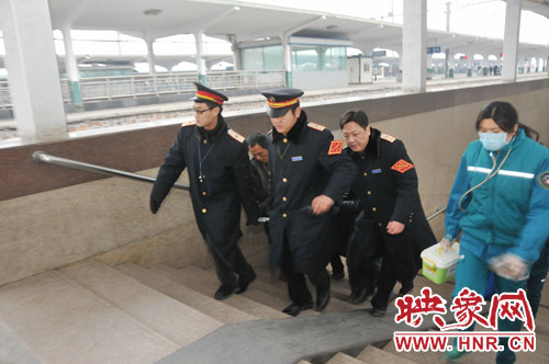 列車運(yùn)行間旅客突發(fā)疾病 商丘火車站10分鐘急救