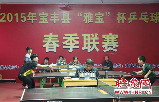 2月22日，河南省寶豐縣兩名乒乓球參賽選手在比賽中激烈角逐。