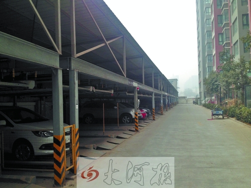 中原區(qū)新禧園小區(qū)，靠著圍墻的空地，建成兩層立體車庫。