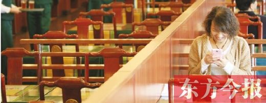 一名食客在西餐廳內(nèi)使用免費(fèi)無線網(wǎng)絡(luò)