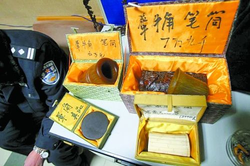 這些商品被暫扣，并根據(jù)鑒定情況對(duì)販賣者依法處罰。 記者 閆化莊 攝