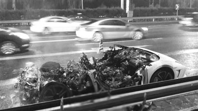 蘭博基尼自燃后報(bào)廢。　微博網(wǎng)友 SCC寬寬 攝