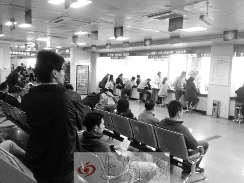 鄭州住房公積金管理中心辦事大廳，坐滿辦理業(yè)務(wù)的市民。