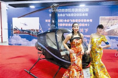 美女固然誘人，但更誘人的恐怕還是直升機(jī)