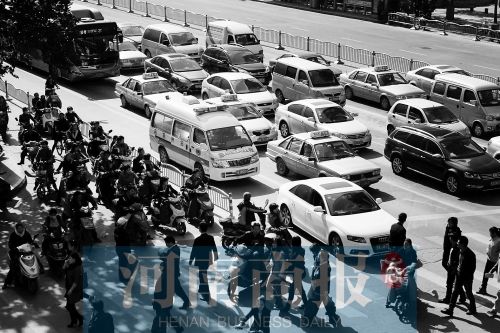 紫荊山路與商城路交叉口，見無車讓行，一輛救護車只好選擇右轉車道直行 記者 邱曉峰/攝