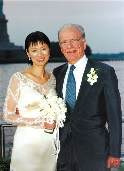 1999年6月，68歲的默多克與30歲的鄧文迪結(jié)婚。