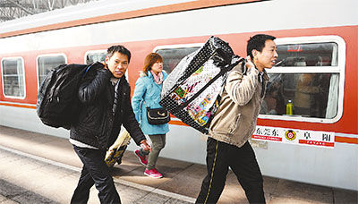 農(nóng)民工從阜陽(yáng)坐火車去東莞打工。