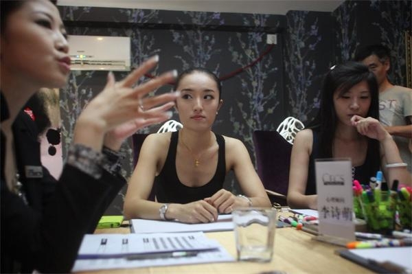 圖為參選者在等待選拔。