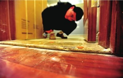 新房地板瓷磚有裂痕。 本報記者 陶冉 攝