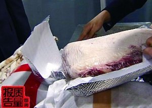 從旅客行李中查獲的走私牛肉。