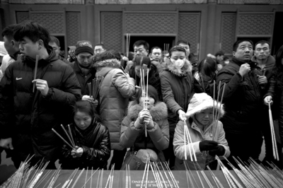 雍和宮，市民在燒香祈福