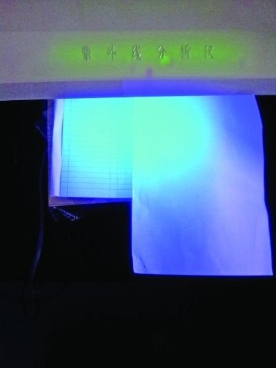 記者的采訪本比A4紙熒光劑更多。