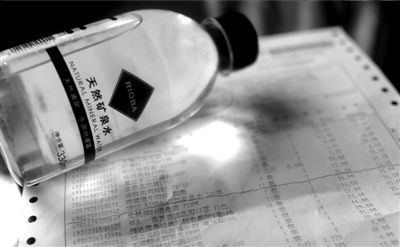 長(zhǎng)綠苔的礦泉水和超市購(gòu)物清單。 京華時(shí)報(bào)記者 王苡萱 攝