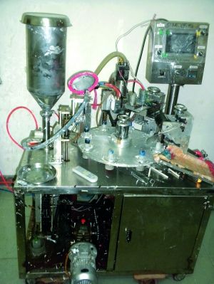 行動中查獲的假冒“高露潔”牙膏和制假機械。信息時報記者鄭啟文 攝