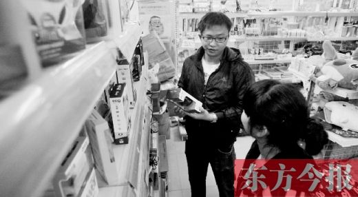 大學(xué)生創(chuàng)業(yè)孵化園內(nèi)，大學(xué)生S團(tuán)實(shí)體店的工作人員在向兩個同學(xué)推介商品