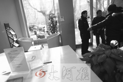 人民路上的這家商店,夜間疑被一男子隔著門(mén)縫用長(zhǎng)竿偷走一臺(tái)蘋(píng)果ipad air。