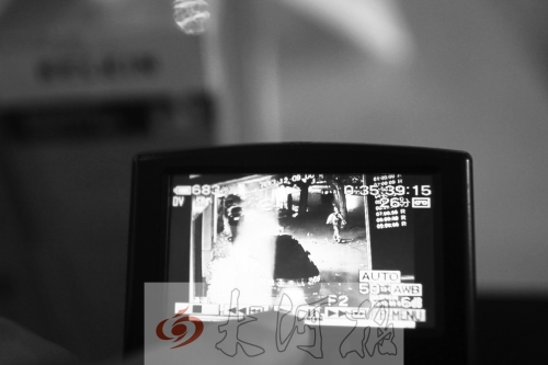 人民路上的這家商店,夜間疑被一男子隔著門(mén)縫用長(zhǎng)竿偷走一臺(tái)蘋(píng)果ipad air。