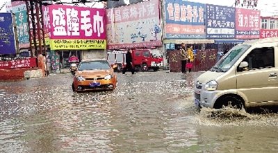 這里積水一個月不退，商戶傷透腦筋。
