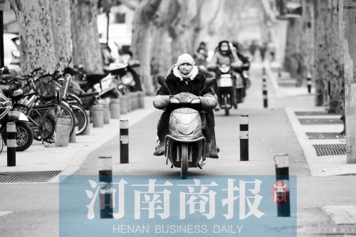 金水路防疫路附近，路樁間距很小，電動(dòng)車經(jīng)過時(shí)要很小心才能避開