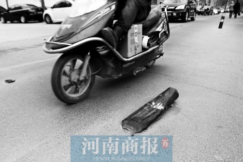 金水路上，一根路樁被撞倒