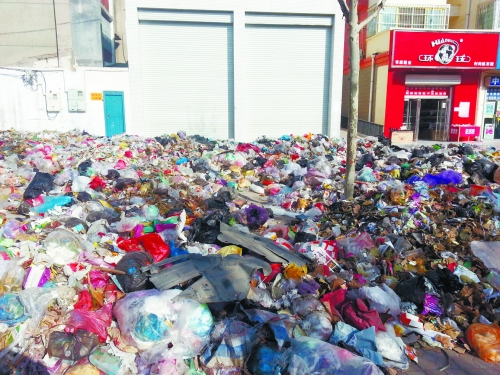 人行道上，垃圾“綿延”30來米。