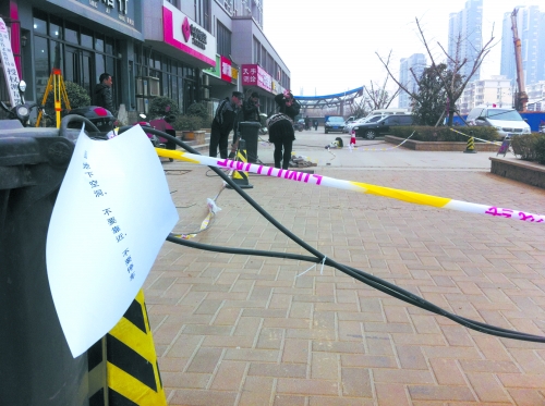 這處危險路段，從表面看沒有一點異常。但是在地面下，坍塌的大坑可裝下中巴車。