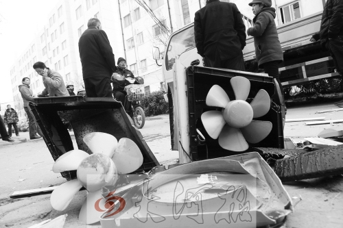 7樓一住戶家中天然氣爆炸，廚房里的排氣扇被炸得掉落地上。