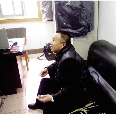 無(wú)證開套牌桑塔納轎車的段某，在華中食品城賣酒。