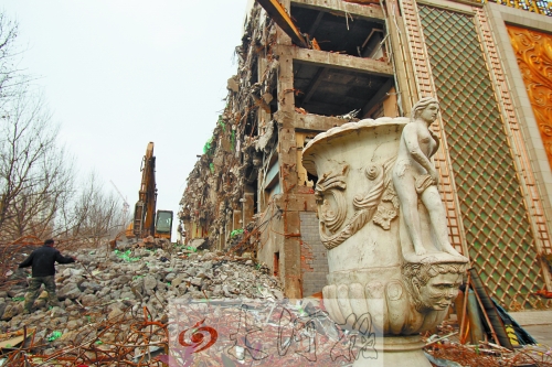 城東路下穿隧道動工，建筑垃圾占據(jù)了人行道。