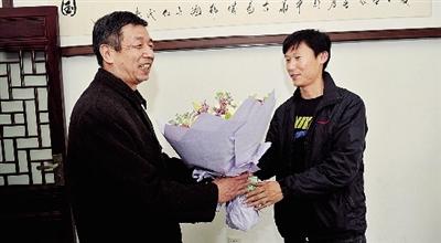 男子欲拔菜刀砍公交車長(zhǎng) 奪刀老人是位老中醫(yī)