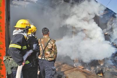 火勢兇猛，濃煙滾滾，消防官兵正在奮力救火。