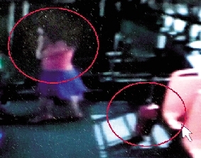 去年10月份的一天，一名女乘客打著電話下了車，包丟在了車上。(翻拍視頻)