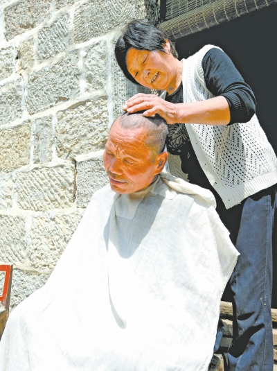 為了照顧兩個小叔，馬英專門學會了理發(fā)。