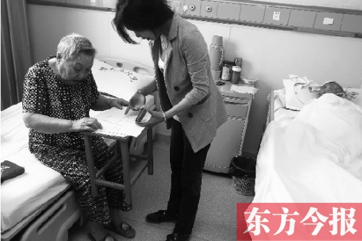 昨日，鄭大五附院二號樓住院部，馬老太寫下委托書，并簽字摁指印委托女兒代理為昏迷老伴解鎖取錢