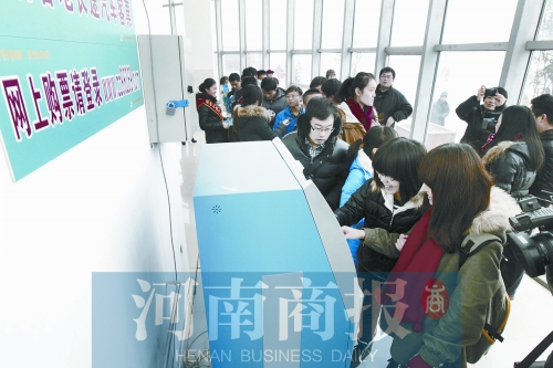 自動(dòng)售票機(jī)安裝在高校內(nèi)，方便了學(xué)生購(gòu)票返鄉(xiāng)