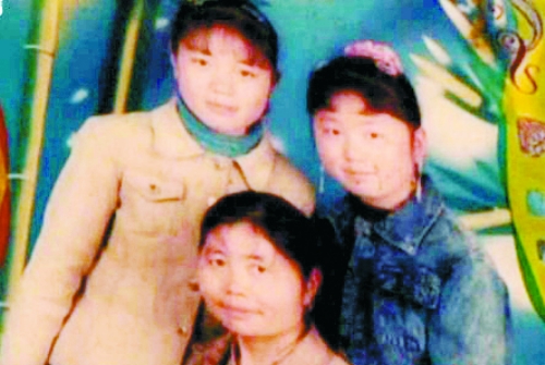 兩個女兒已長大成人,妻子也已歸來,這個分離12年的家庭,離幸福越來越近(翻拍)。