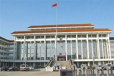 濮陽(yáng)縣違規(guī)、超標(biāo)修建的縣委、縣政府辦公樓。新華社發(fā)發(fā)布