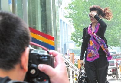 7月22日李某某輪奸案庭前會(huì)議，夢(mèng)鴿擋臉小跑進(jìn)法院。資料圖片京華時(shí)報(bào)記者蒲東峰攝