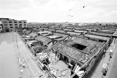 19日，廣東汕頭潮陽區(qū)和平鎮(zhèn)出現(xiàn)水浸現(xiàn)象。連日來，廣東省汕頭市潮陽區(qū)、潮南區(qū)普降暴雨。新華社發(fā)