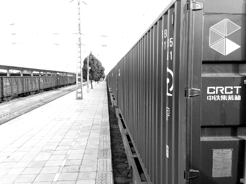 此次班列跟車工作人員@就著米飯吃面條發(fā)微博說：一路走來，每個停靠站的工作人員都在夸我們的集裝箱。