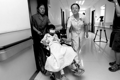 昨天，斌斌被推出病房，準(zhǔn)備換藥。記者 譚青/攝